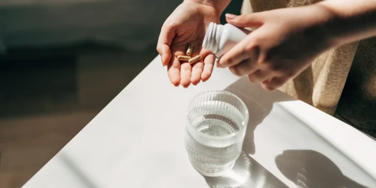 In your 30s, your body goes through subtle changes, and nutritional needs increase. Supplements can help meet these needs, but they must be used with proper knowledge.