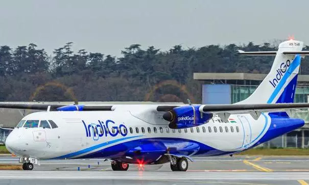 SKN criticizes Indigo Airlines for misleading passengers by claiming on-time boarding but causing long delays on the runway.