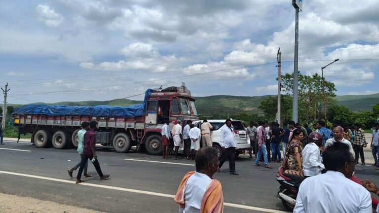 Six killed, two injured in a horrific lorry-car collision in Prakasam district, Andhra Pradesh.