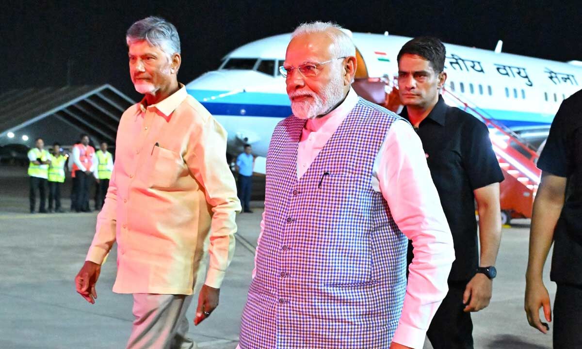PM Modi reaches Vizag for the grand Yogandhra event. Minister Lokesh welcomes him as Andhra Pradesh gears up for a record-breaking yoga celebration.
